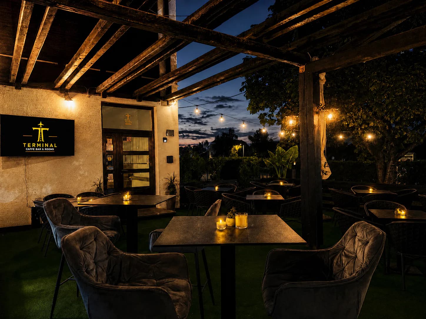Terasa Terminal Caffe Bara u večernjem ambijentu / Terminal Caffe Bar terrace in the evening
